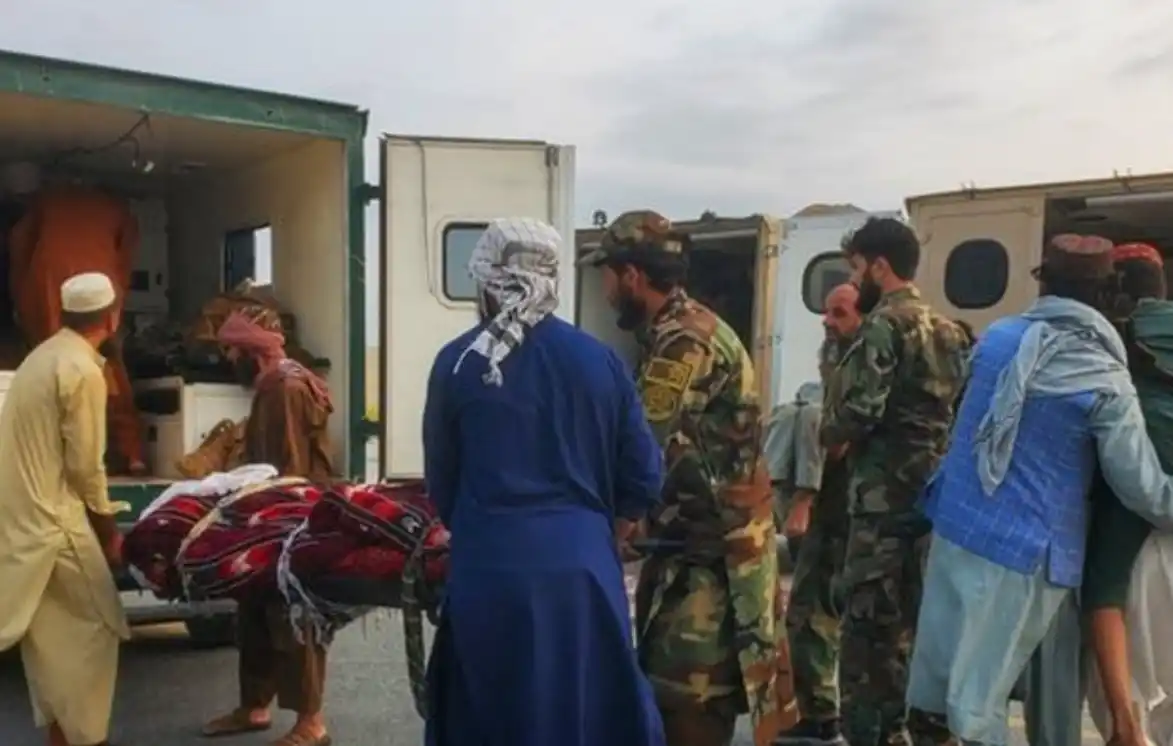 Tërmet i fortë në Afganistan/ Mbi 600 TË VD*KUR e mijëra nën rrënoja…