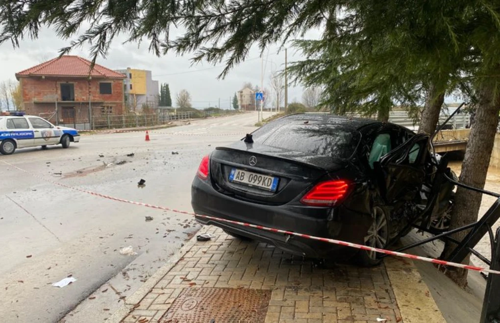 Aksident i rëndë në vend! Dy makina bëhen copash, raportohet se 3 persona…