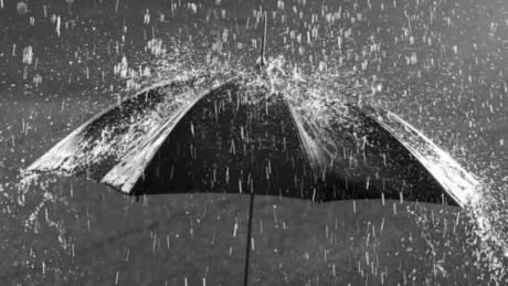 Përkeqësohen kushtet atmosferike! Rrebeshet nuk do të ndalen, ja cfarë do ndodh me temperaturat në vazhdim