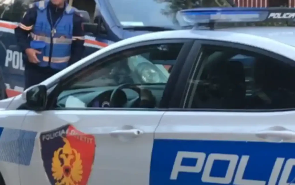 Gjendet në Tiranë-Durrës makina e braktisur me 9 fëmijë brenda, ja cfarë ka ndodhur!