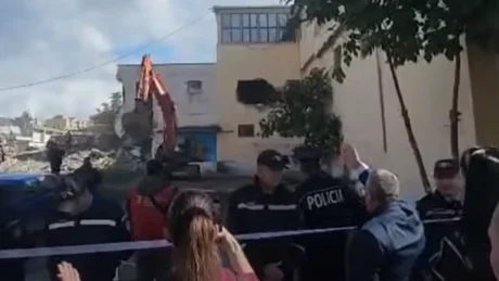 ‘Ka fëmijë brenda o kafshë…’ Tmerr në Tiranë! Fadromat gati të rrafshojnë kopshtin, banoret te revoltuar