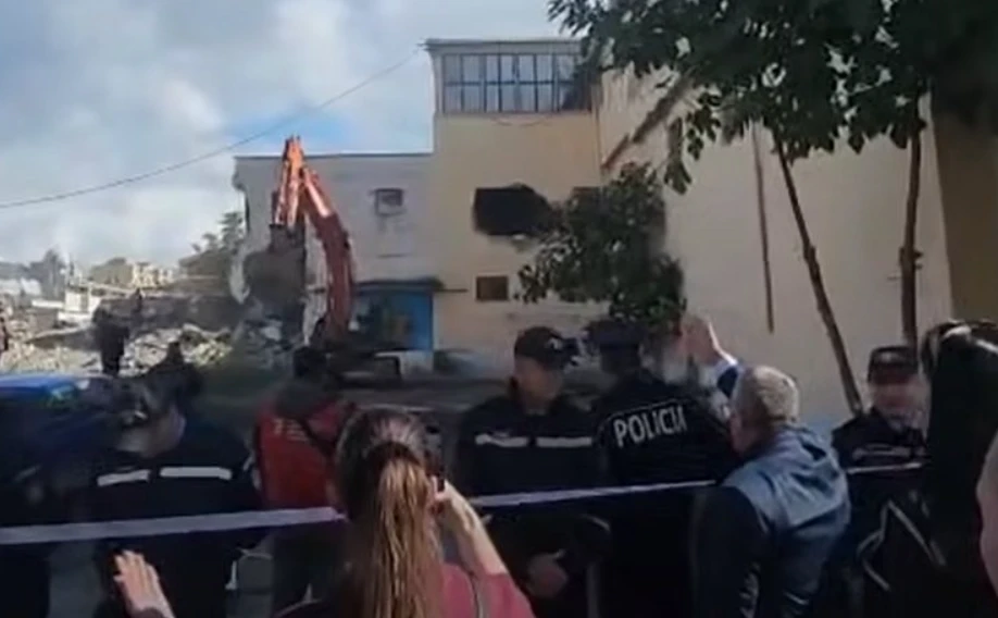 ‘Ka fëmijë brenda o kafshë…’ Tmerr në Tiranë! Fadromat gati të rrafshojnë kopshtin, banoret te revoltuar