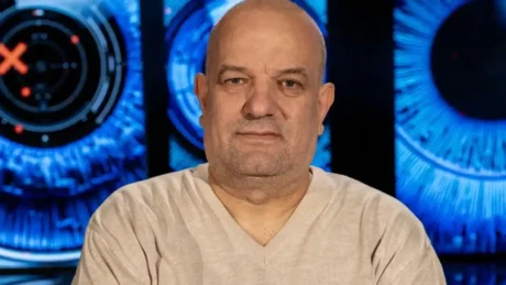 “Nuk më helmon dot…”/ Pa kaluar 24 orë në shtëpi, Ilir Vrenozi “përplaset” me Kristin: Ti ta fut dhe… (Video)