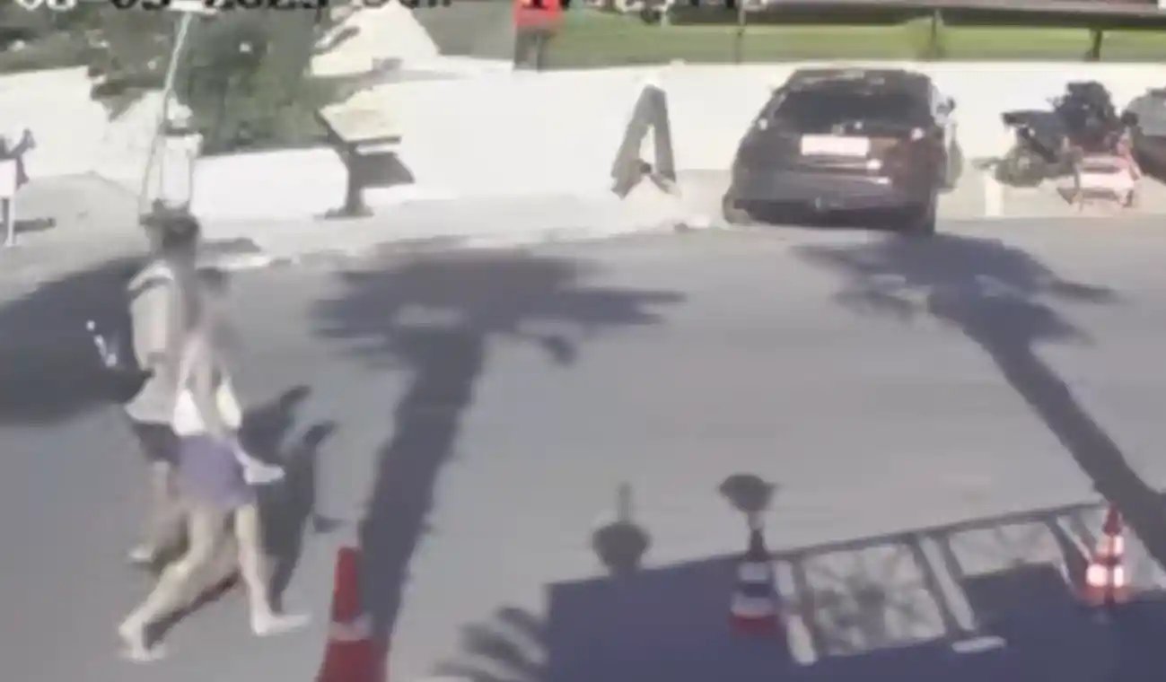 VIDEO/ Makina merr zvarrë çiftin në Sarandë, pamjet tronditëse publikohen në rrjet