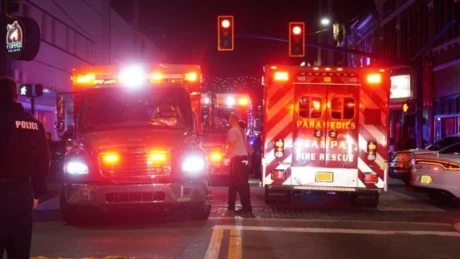 Aksident tronditës! 22-vjeçari humb kontrollin e mjetit dhe përfundon në lokal, 4 të vd*kur dhe 11 të pIagosur