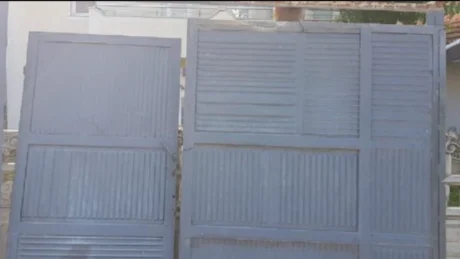 Ngjarje tragjike në Tiranë! E zuri porta poshtë, humb jetën roja i punësuar