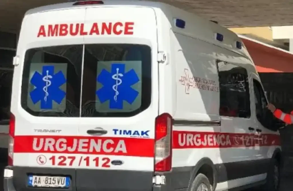 E rëndë/ 18-vjeçari humb ndjenjat brenda në klasë dhe transportohet me urgjencë në spital