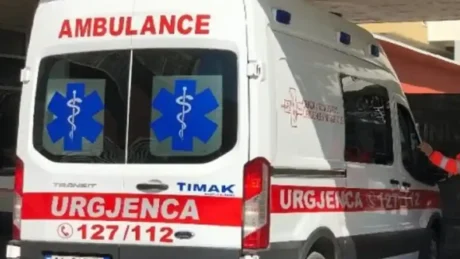 E rëndë/ 18-vjeçari humb ndjenjat brenda në klasë dhe transportohet me urgjencë në spital
