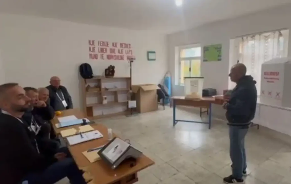 Dy orë pa asnjë votues në Dukat, edhe ai që erdhi, harroi kartën e identitetit: Nuk kam fuqi të vij … (Video)
