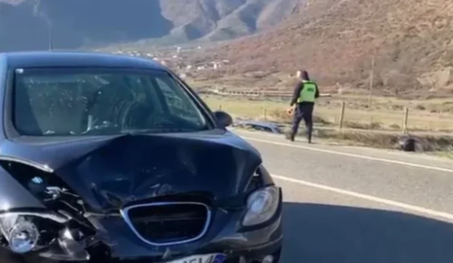 Aksiden i frikshëm në vend! Dy makina bëhen copash, thuhet se 2 persona…
