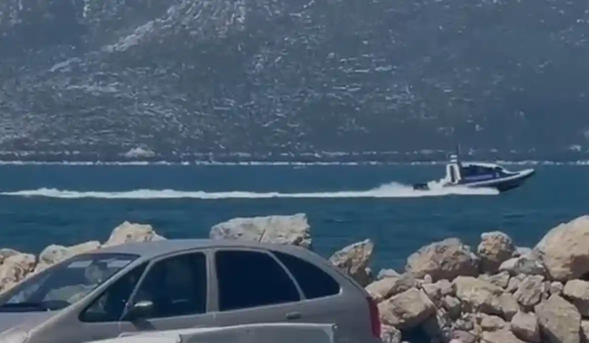 Dyshohet se ka rënë nga trageti i linjës Greqi-Itali, vijojnë patrullimet në det nga autoritetet shqiptare për të gjetur pasagjerin