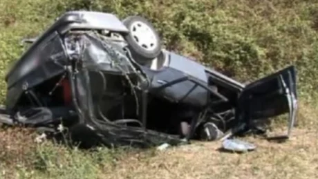 Tmerr! Makina del nga rruga dhe rrokulliset për 100 metra, shoferi në…