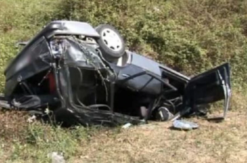 Tmerr! Makina del nga rruga dhe rrokulliset për 100 metra, shoferi në…
