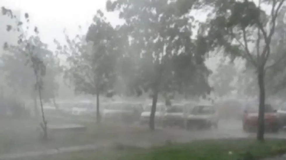 Moti i keq godet shtetin fqinj, meteorologët japin alarmin për 40 orë me stuhi dhe përmbytje në të gjithë vendin