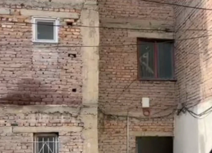 Ngjarje tragjike! Gjendet pa shenja jete një grua në banesë raportohet se…