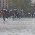 “Priten rrebeshe”/ Parashikimi i motit për javën, paralajmëron sinoptikanët: Ja kur rikthehe reshjet e shiut