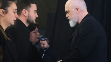 I ati iu vr* në krye të detyrës, fëmijët e Kalasë shpërthejnë në lot para Edi Ramës!