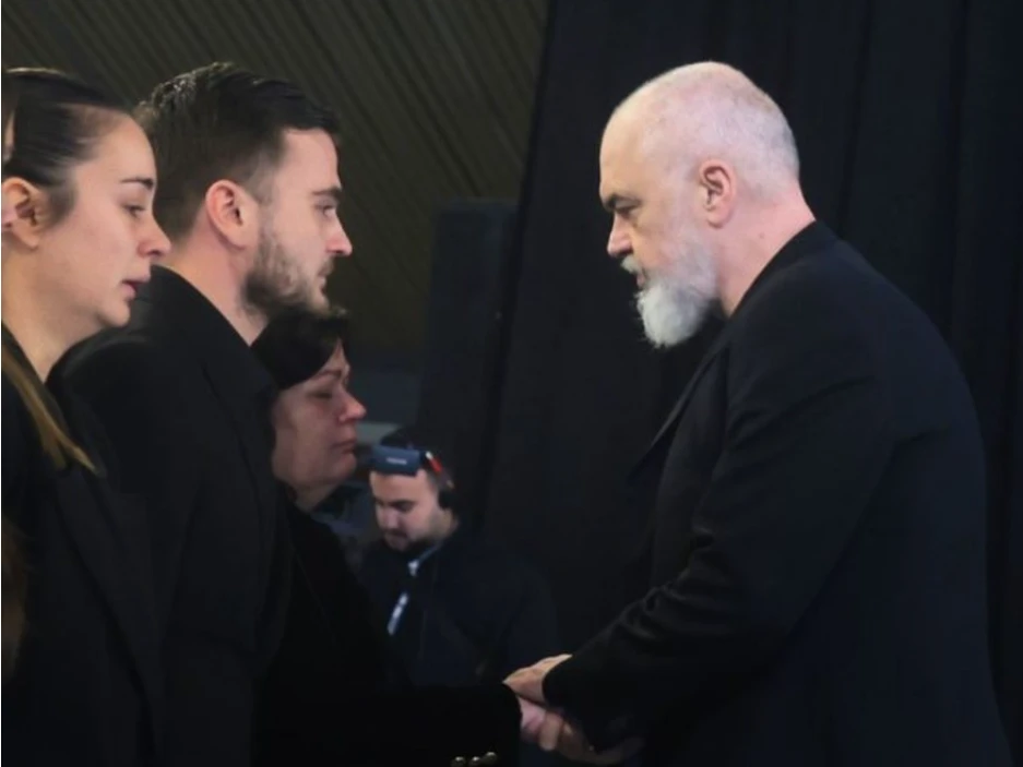 I ati iu vr* në krye të detyrës, fëmijët e Kalasë shpërthejnë në lot para Edi Ramës!