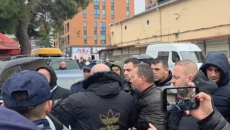 ‘Je fajtor për zjarrin…’ Plas sherri tek tregu i ‘5 Majit’! Tregtari akuzon rëndë përgj…