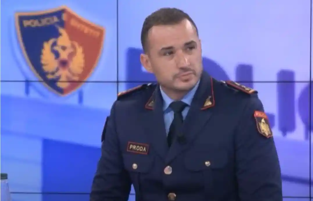Shpëtoi 3 të aksidentuarit në Fier/ Drejtori Proda i akordon inspektorit certifikatën për shërbime të dalluara
