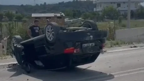 Zot na ruaj! Makina kthehet përmbys në mes të rrugës, raportohet për…