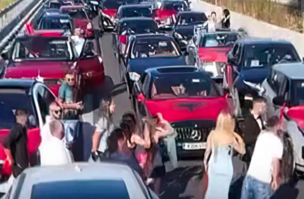 Upss! Kërcyen dhe bllokuan rrugën, e pësojnë keq dasmorët