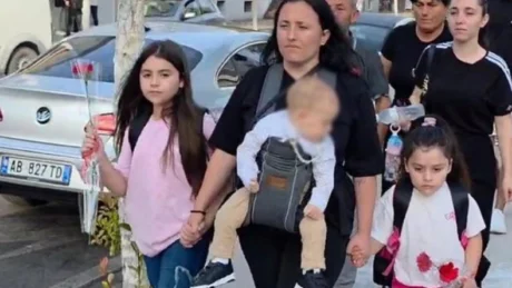 E z*za vdekje u mori të atin 2 javë para nisjes së shkollës, del momenti prekës ku vajzat e Kreshnikut shoqërohen vetëm nga e ëma!