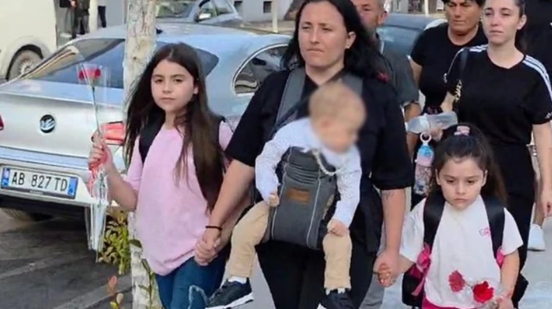 E z*za vdekje u mori të atin 2 javë para nisjes së shkollës, del momenti prekës ku vajzat e Kreshnikut shoqërohen vetëm nga e ëma!