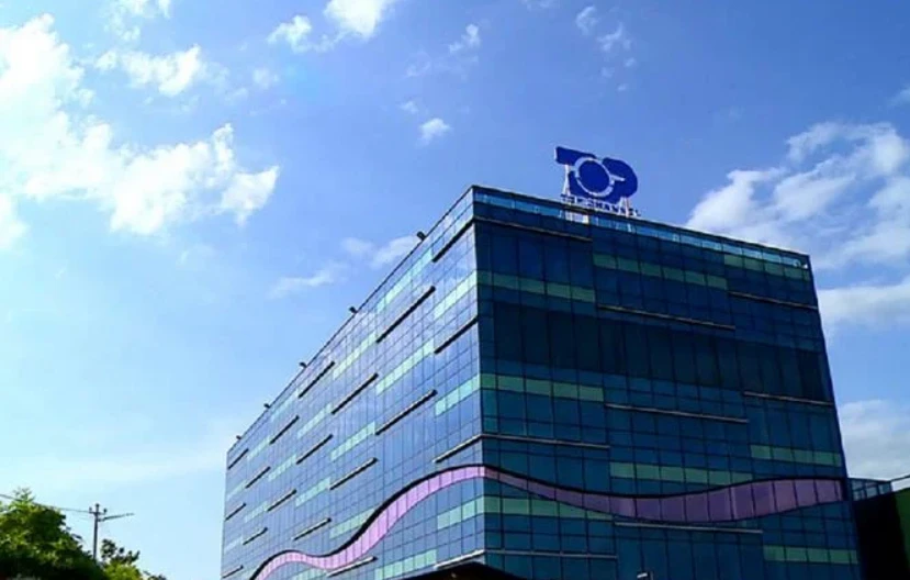 E bujshme në TCH! Dy moderatoret e njohur shkëmbejnë puthje në buzë