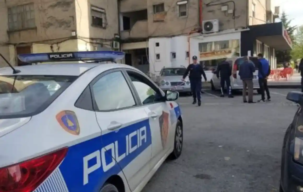 E rëndë në Kuçovë/ 59-vjeçari plag*s me thi*ë bashkëshorten, arrestohet…