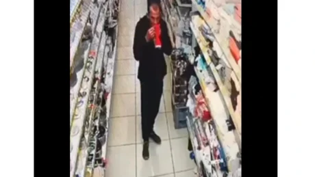 TURP DHE SKANDAL! Burri kapet mat ne Fier, lëpin të brendshmet e grave në raft! (VIDEO)