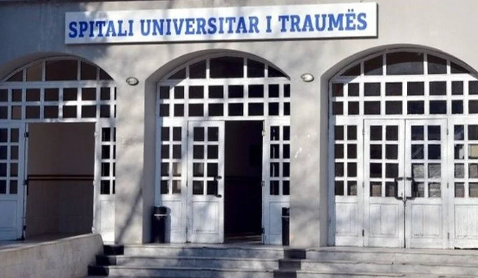 Nuk arriti t’ia dilte dot! U aksidentua me makinë, humb jetën i riu në spital