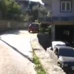 Me fëmijë në krah, 25-vjeçari rrëzohet nga ballkoni, humb jetën i mituri…