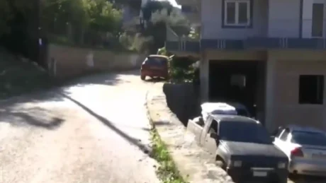 Me fëmijë në krah, 25-vjeçari rrëzohet nga ballkoni, humb jetën i mituri…