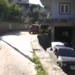 TMERR! Me fëmijë në krah, 25-vjeçari rrëzohet nga ballkoni, humb jetën i mituri!