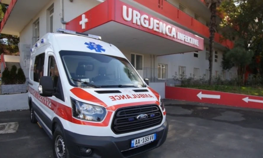 Ngjarje e rëndë në vend! 52 vjecari bie nga kati i 5-të i pallatit, në katin e 2-të