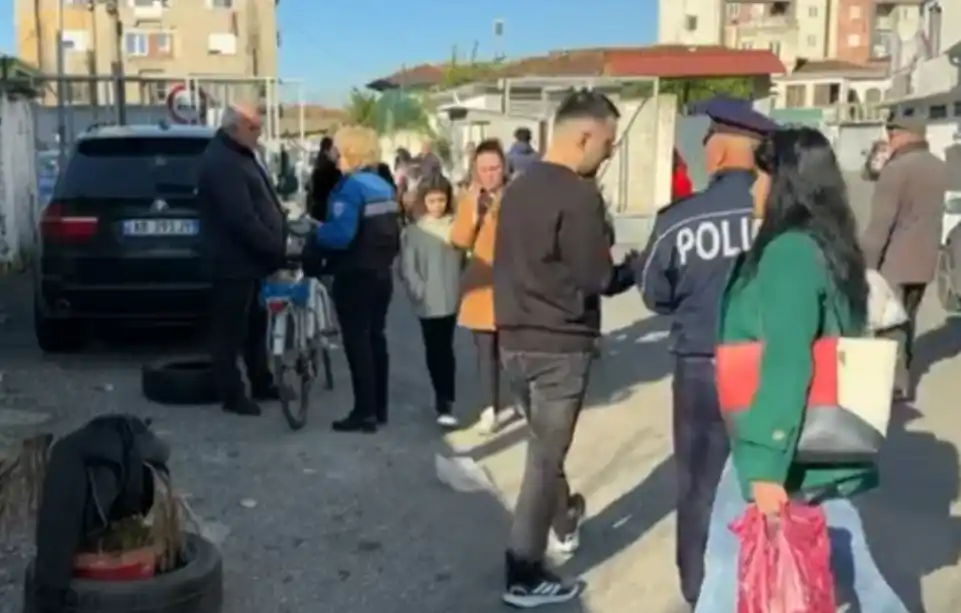 Tronditëse në Shqiperi! Plagoset me thikë fëmija pranë shkollës