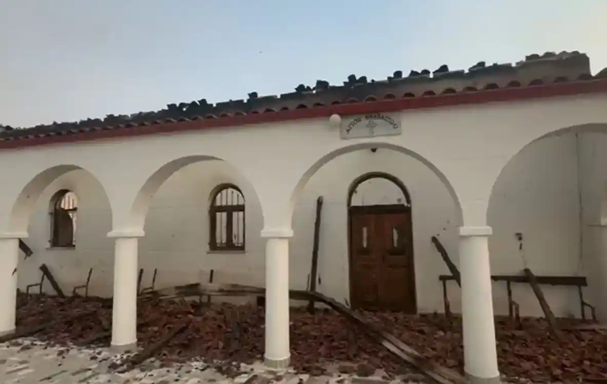 Zjarri djeg kishën e saporestauruar në Lefterohor të Delvinës, flakët përfshijnë edhe varrezat e fshatit