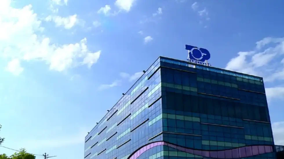 Përplasje e ashpër fizike në korridoret e Top-Channel mes dy moderatoreve? JA CFARE FLITET…