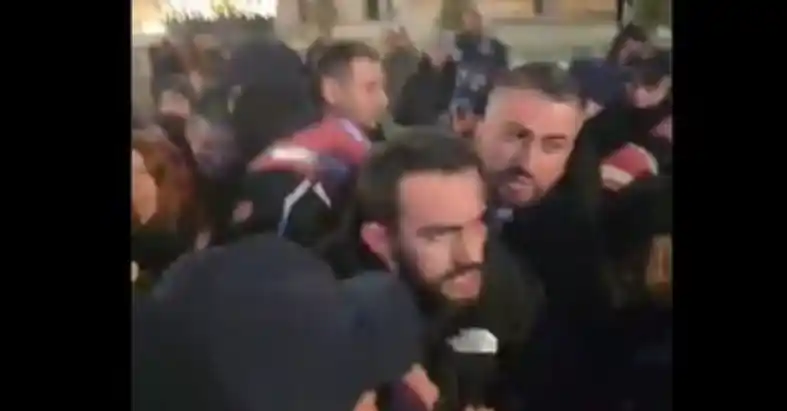 Protesta para Kryeministrisë/ Adriatik Lapaj ndihet keq, bie në tokë pas përplasjes me policinë