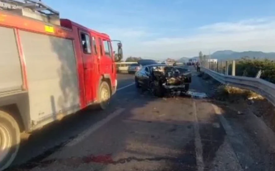 Aksident tronditës në vend! Makina përplaset me autobusi, 2 persona…