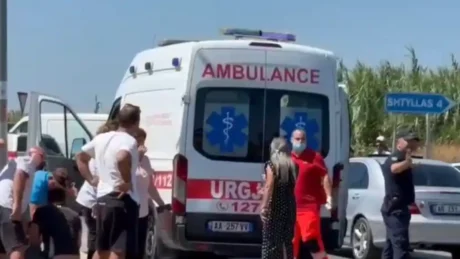 Një djalë pa leje drejtimi shkakton aksident, dy të plagosura