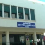 Ndodh në Durrës: Gruaja shtatëzënë lind në oborrin e maternitetit, nëna e re dhe fëmija janë…
