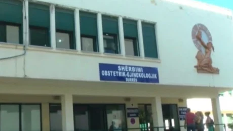 Ndodh në Durrës: Gruaja shtatëzënë lind në oborrin e maternitetit, nëna e re dhe fëmija janë…