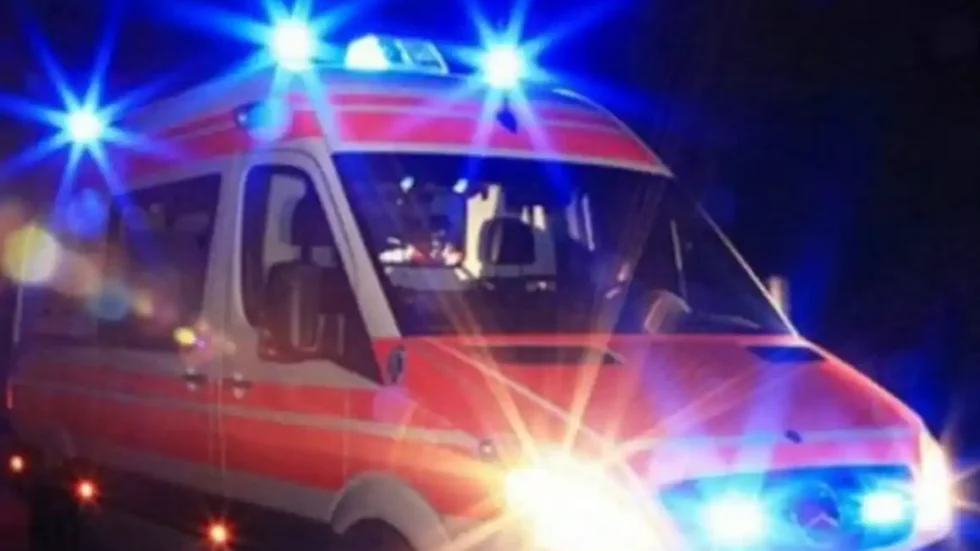 Aksident i rëndë në vend, makina del nga rruga dhe përmbyset, katër persona nisen me urgjencë në spital