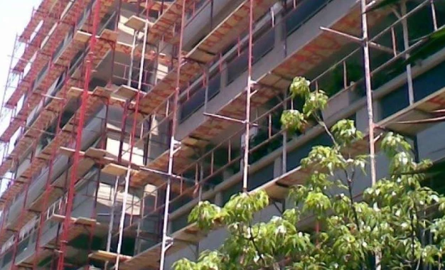 Mundohej për të fituar bukën e gojës, bënte dy punë. Humb jetën punëtori shqiptar në moshë të re