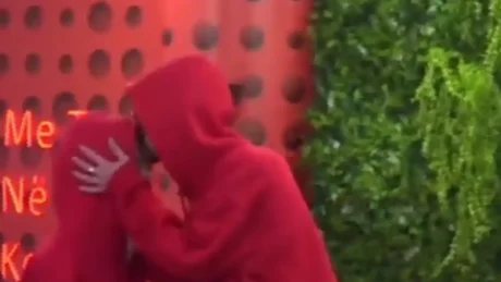 Upss/ Ja çfarë i tha Kristi Selinës para se të kalonte murin e shtëpisë