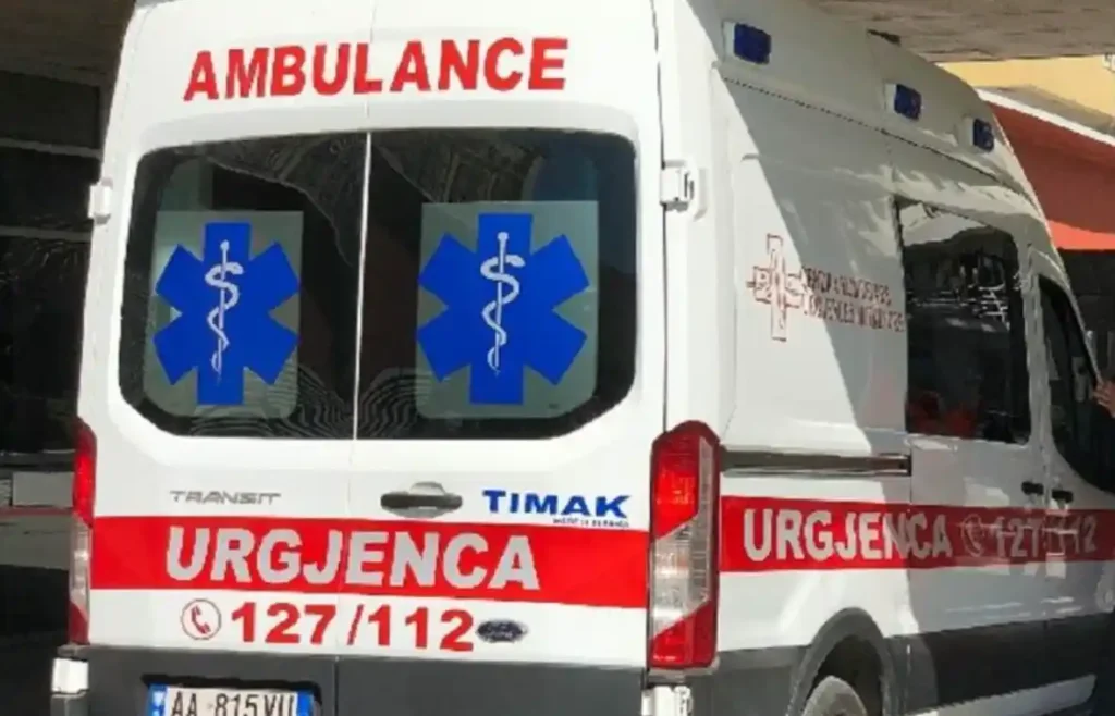 Aksident i rëndë! Automjeti del nga rruga, humb jetën pasagjerja, plagoset drejtuesi i makinës dhe dy të tjerë
