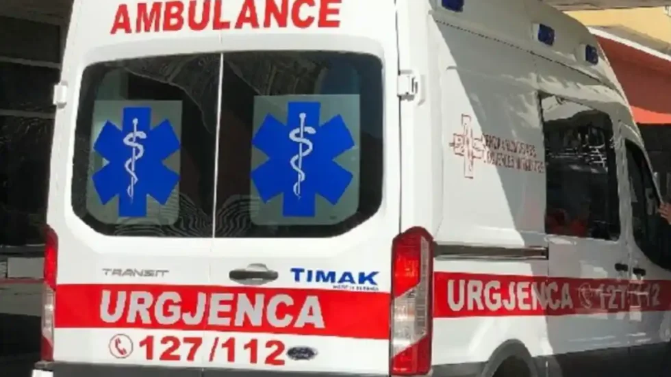 Aksident i rëndë! Automjeti del nga rruga, humb jetën pasagjerja, plagoset drejtuesi i makinës dhe dy të tjerë
