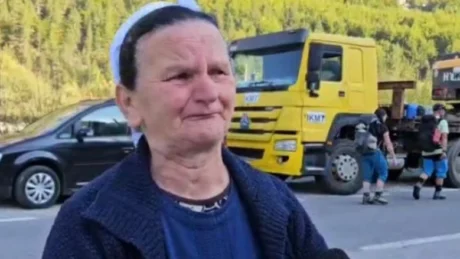 ‘Më mirë na p*shkatoni…’ Banorët e Valbonës shpërthejnë në lot teksa IKMT shemb bujtinat ‘As serbi muk do na e bente kete…’